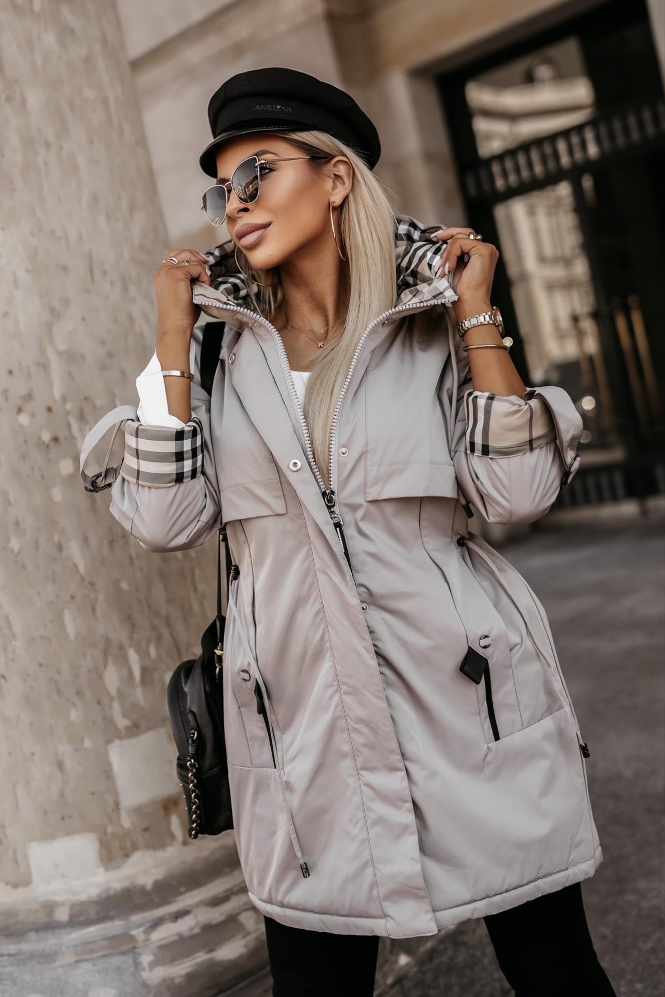 Zuzana – Elegantní trenčkot s moderním nádechem